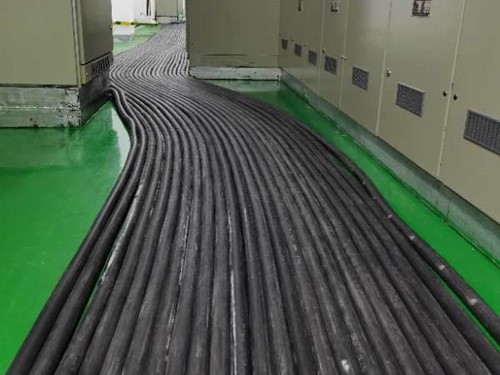 矿区如何根据理论计算公式计算温度对特定电压测量结果的影响？