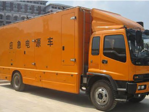 矿区冬季柴油发电机启动前，如何检查燃油系统中的积水？